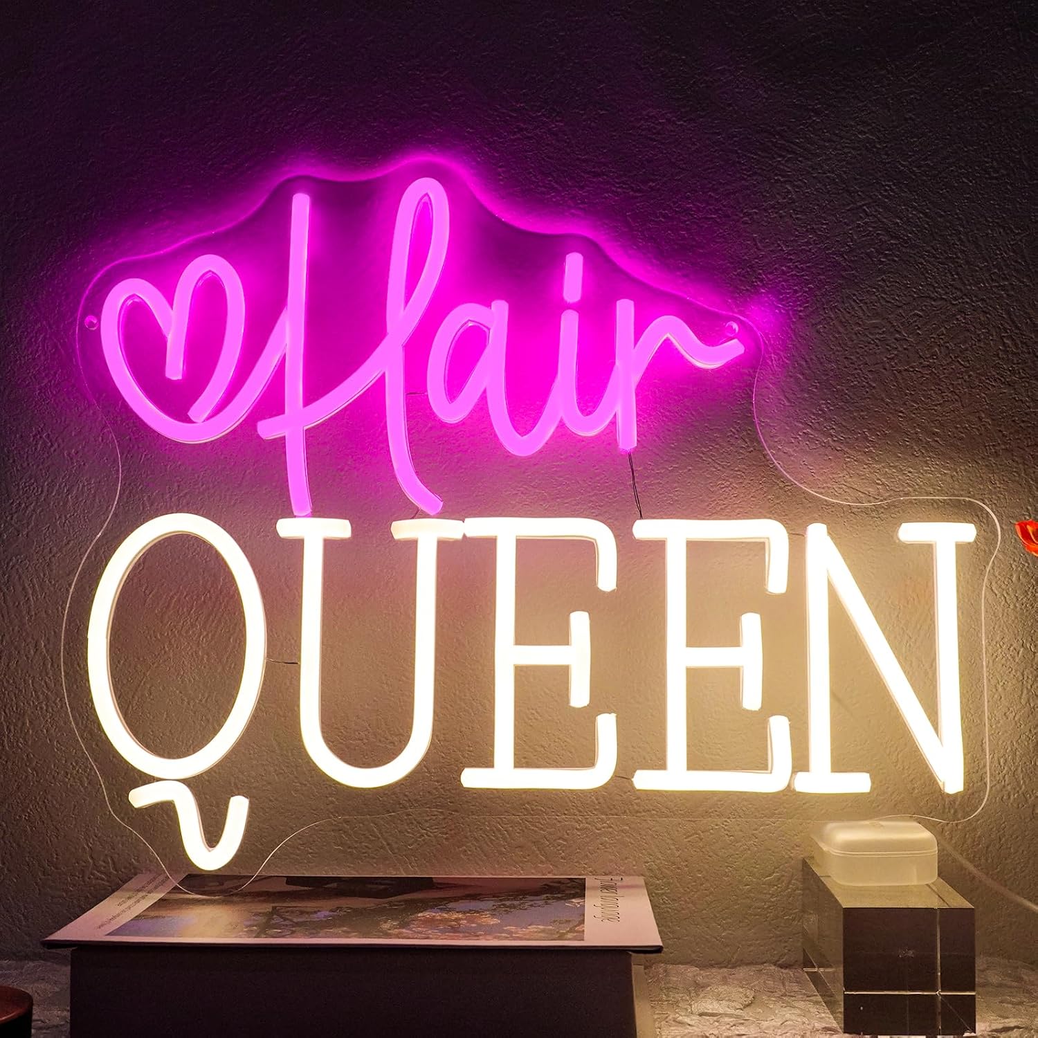 Beauty Queen Makeup Studio - Neonowy szyld Hair Queen, zasilany przez
