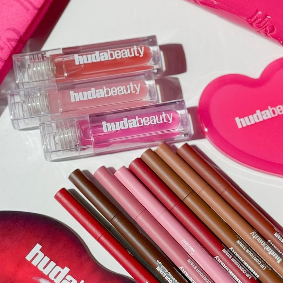 Huda Beauty Makeup Set - Zestaw 8 kolorowych kredek do ust,