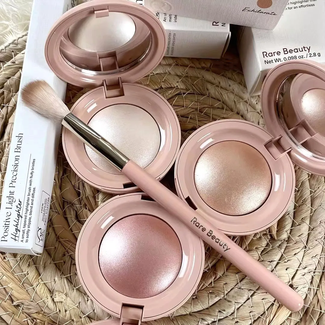 Rare Beauty Rozświetlacz Light – Huda Beauty Makeup Set recenzja i cena